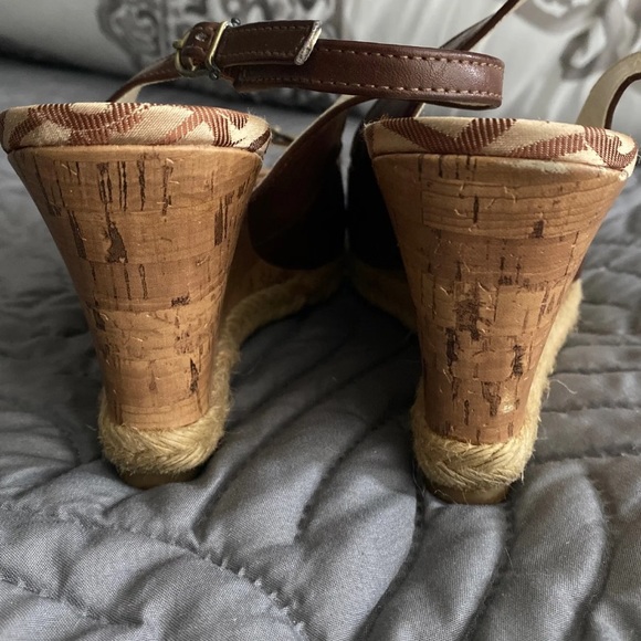 ETIENNE AIGNER wedge. Size 6.5 - Picture 5 of 7